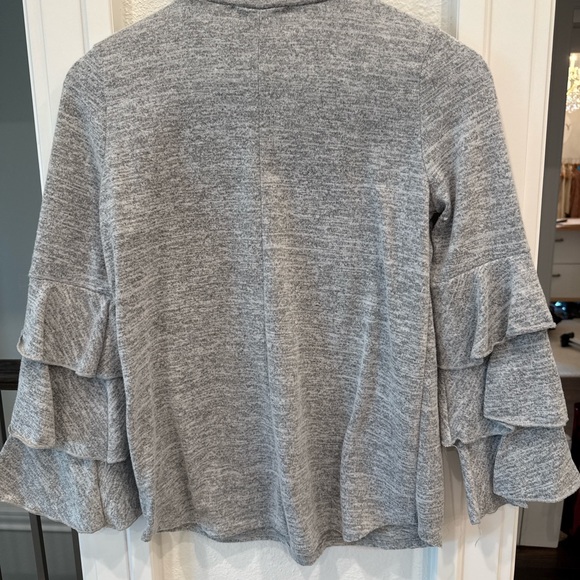Fantastic Fawn Gray Ruffle Sleeve Keyhole Top | Size Small | Made in USA - Picture 4 of 4